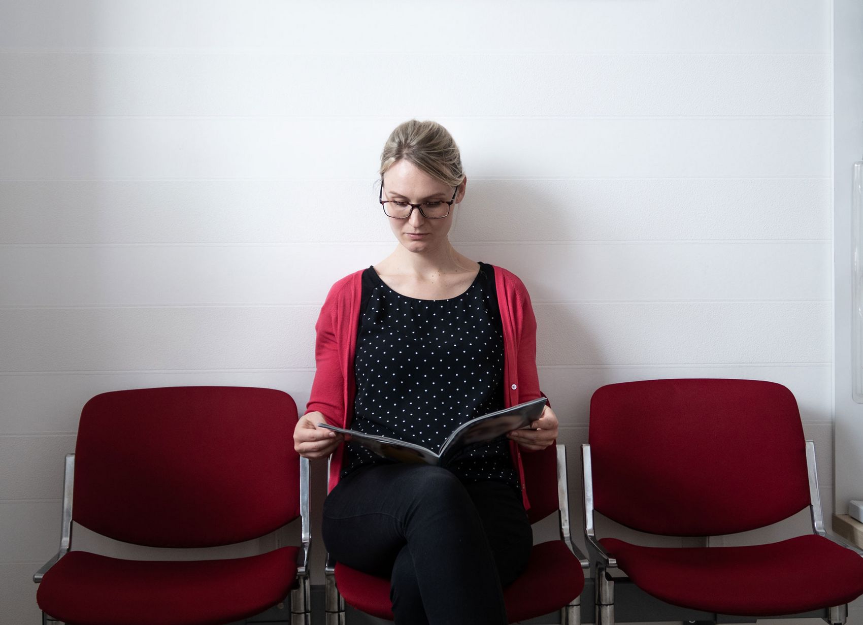 Frau im Wartezimmer