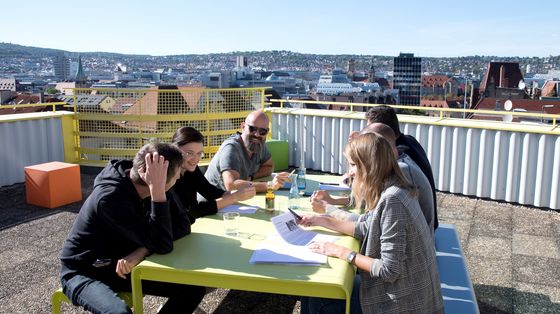 Besprechung auf der Terrasse