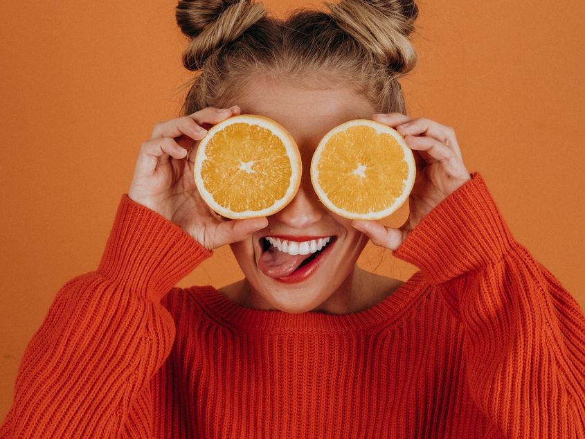 Kind mit Orangenscheiben als Augen