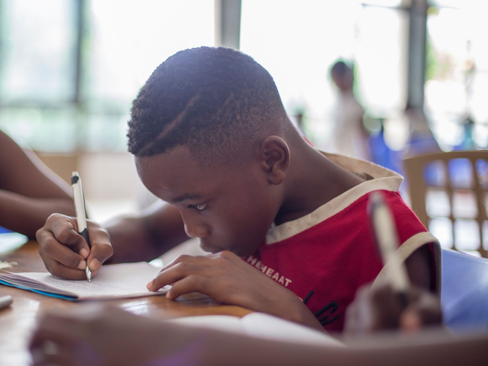 Kind in einer Schule in Afrika