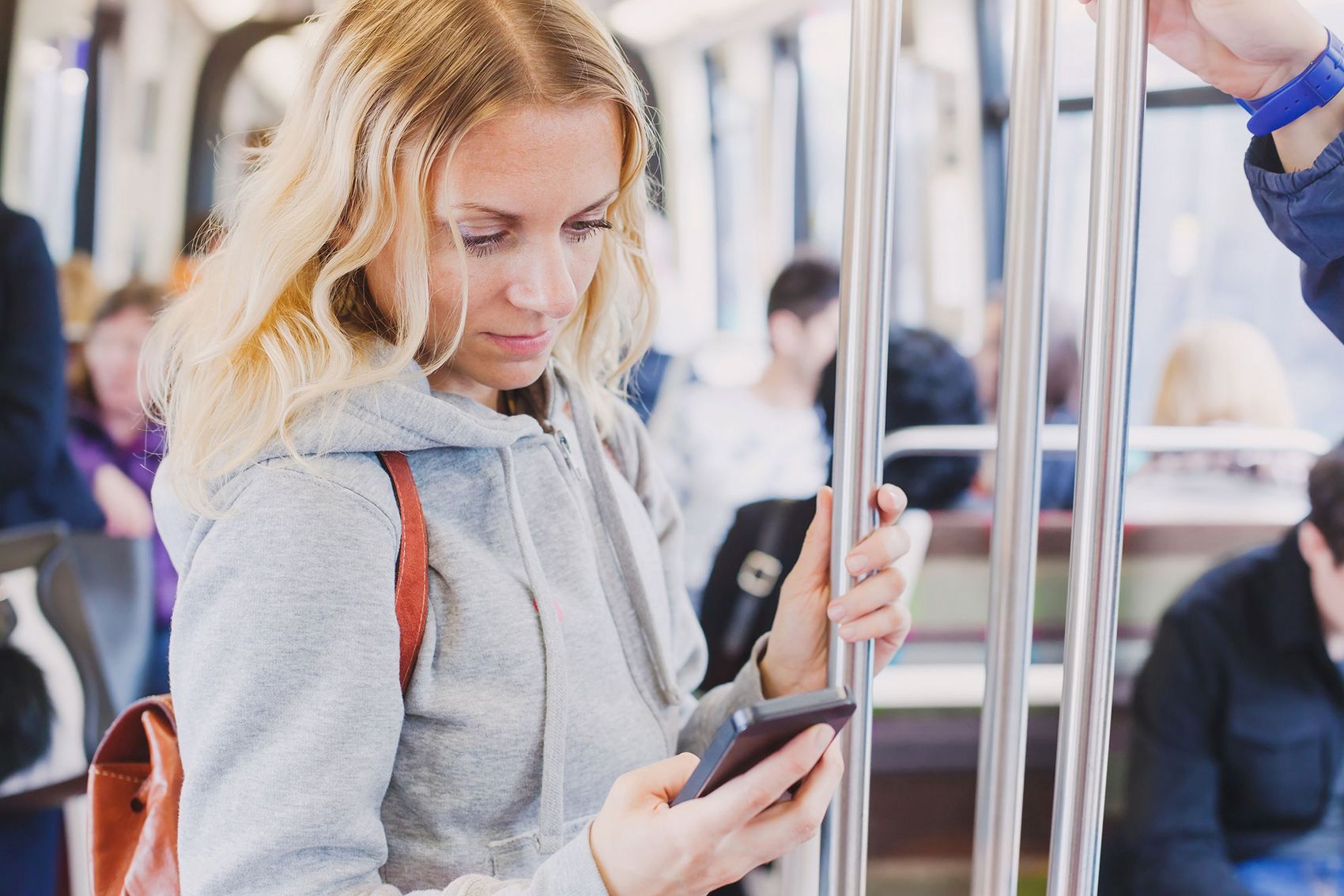 Frau schaut auf Smartphone